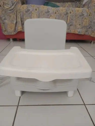 Vende-se cadeira de alimentação portátil 