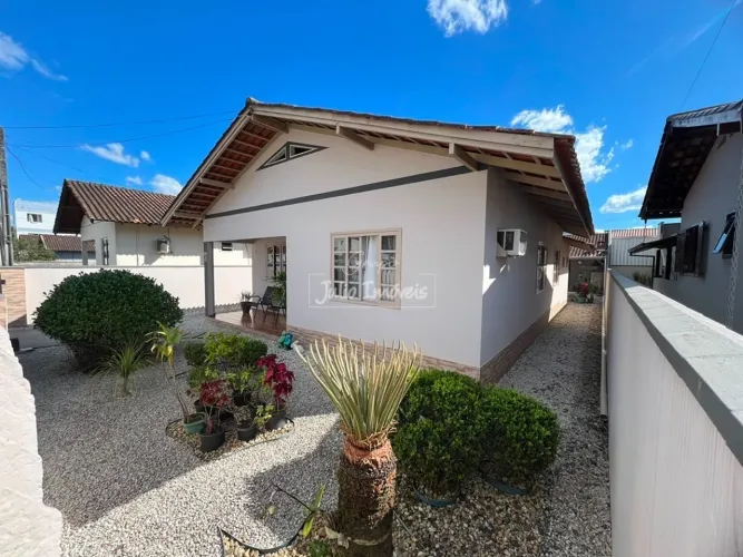 CASA COM 3 DORMITÓRIOS NO CENTRO DE GUABIRUBA