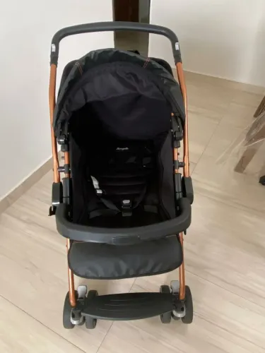 Carrinho de bebê com bebe conforto