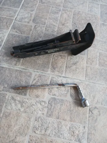 Kit macaco e chave de roda Jac J3 pouquíssimo usado