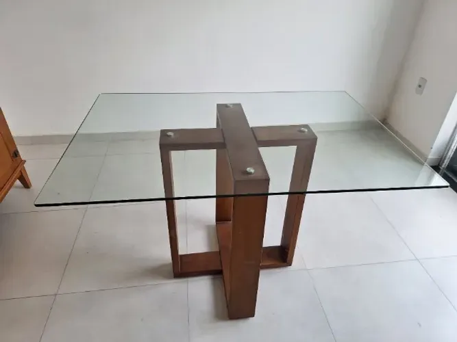 Mesa de 4 lugares de madeira e vidro