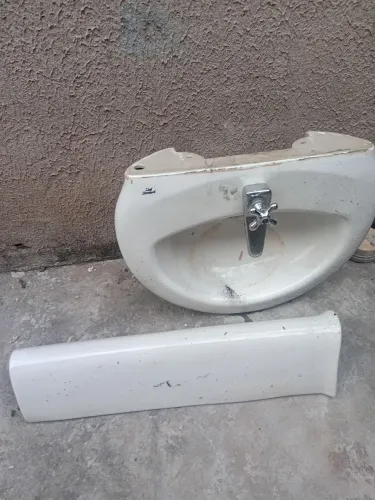 Lavatório com coluna