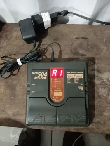 Vende se pedaleira da zoom para violão 