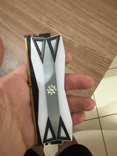 Memoria RAM DDR 4 da XPG com frequência maxima de 4133 mhz