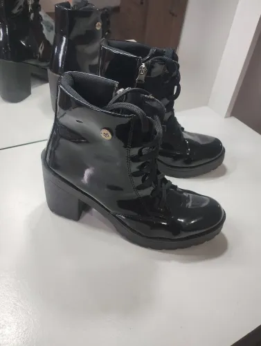 Bota feminina com salto tamanho 37, nova comprei e não serviu