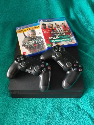 PS4 slim + 2 controles e 2 jogos