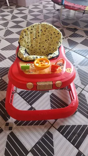 Vende-se um andador infantil