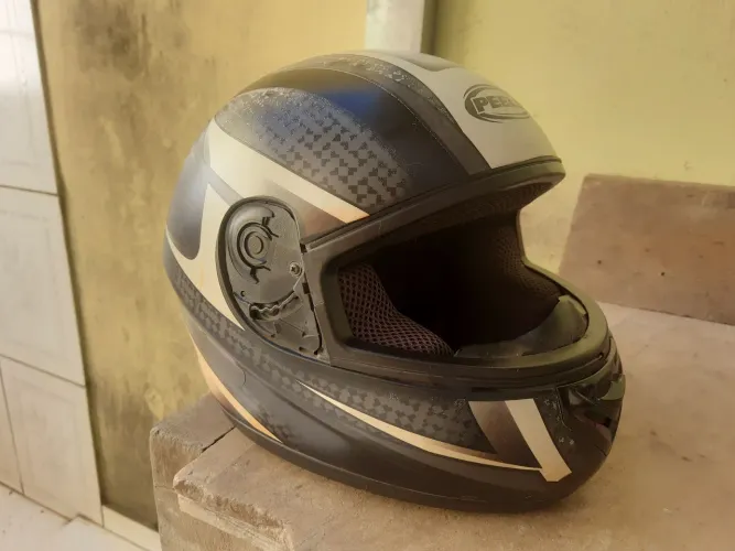 Capacete Peels em ótimo estado! Só falta a viseira, TAM 56, $40,00