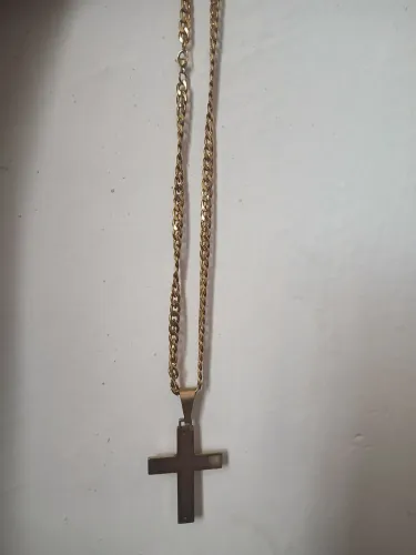 Cordão aço inox dourado com pingente de cruz