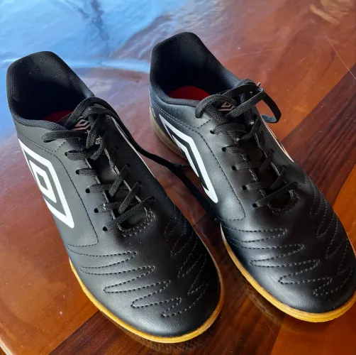 Tênis futsal e chuteira futebol de campo