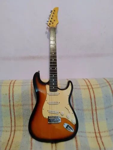 Guitarra Stratocaster Condor (com todos os acessórios)