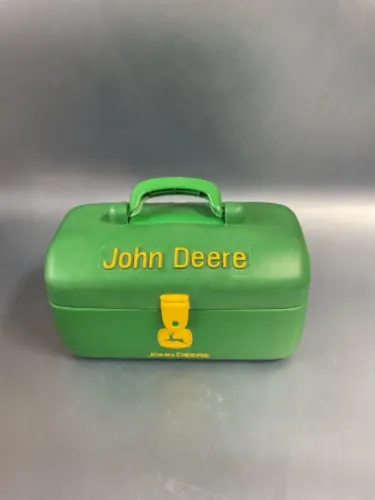 Brinquedo caixa de ferramentas de plástico da marca John Deere. 