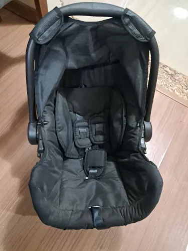 Carrinho de bebê e bebê conforto