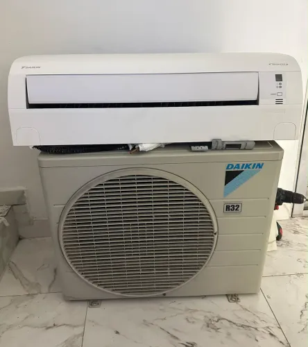 Ar-condicionado Daikin Split 12.000 BTUs, modelo FTHP12Q5VL, 220V, quente e frio.