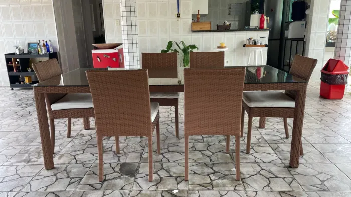 Mesa de 6 lugares com cadeiras estofadas