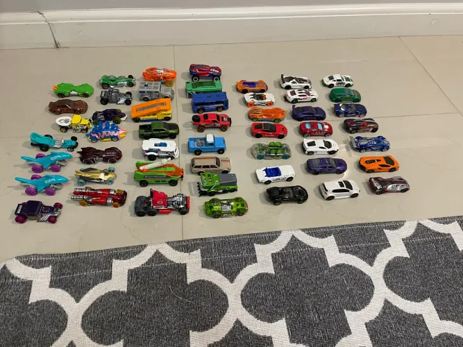 Hotwheel lote 50 carrinhos e 6 pistas com lançador