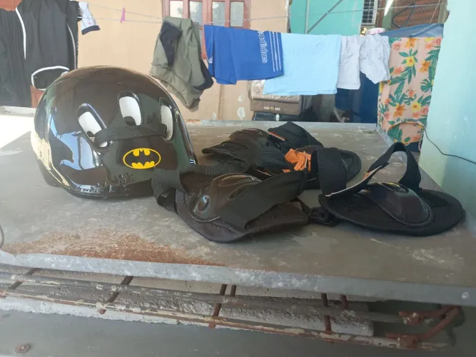 Patins 4 rodas com acessórios ! Vai do número 33 ao 36.