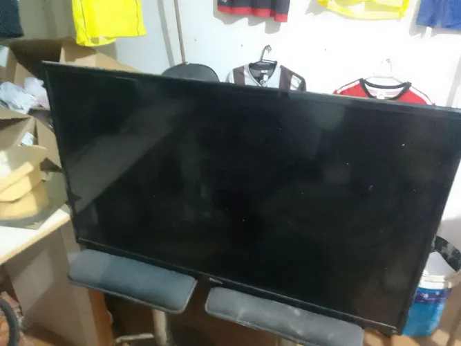 VENDO TV PHILCO DE 43 COM DEFEITO NÃO LIGA MAS NÃO É TELA TRINCADA *9// *02