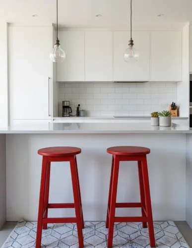 Banquetas de madeira de lei na cor vermelha. ( valor referente as duas )