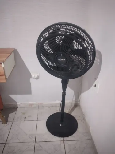 Ventilador Arno de pé