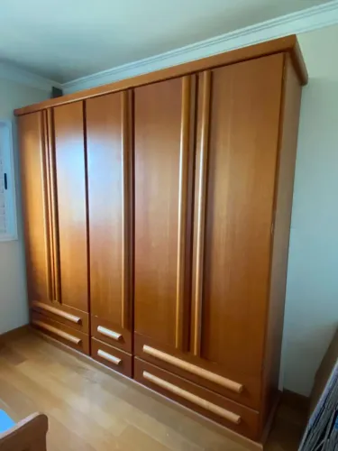 Guarda Roupas em Madeira Maciça