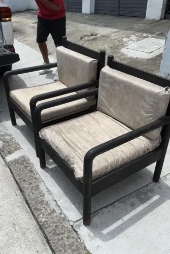 Par de poltronas antigas em madeira 