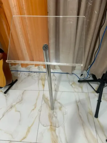 Púlpito de acrílico + mesa aparadora