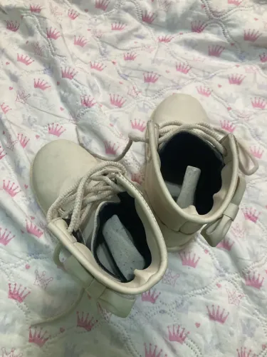 Bota Coturno Infantil Menina Off-White com Laço - Tamanho 26 (BR)