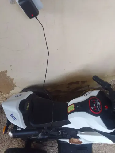 Moto elétrica para criança de 1 ano até 4 anos de idade...em ótimas condições.