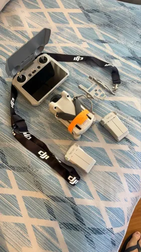Drone DJI mini 3 pro com três baterias e controle RC (com tela)