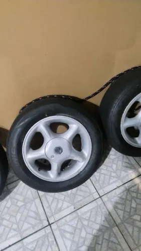 Rodas com Pneus retiradas do corola