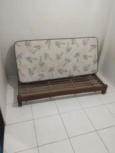Cama de madeira com colchão solteiro para vim buscar em prazeres