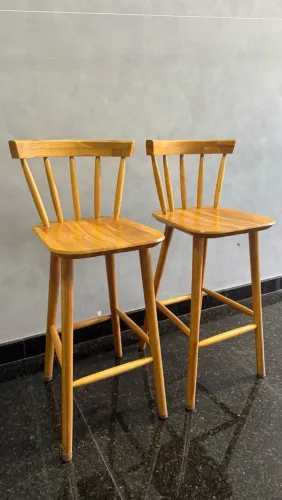 Banquetas de madeira