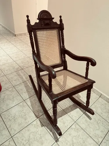 Cadeira de Balança Antiga com Palhinha