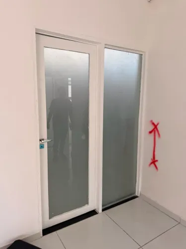 Porta de madeira e vidro 2.20m x 1.50m