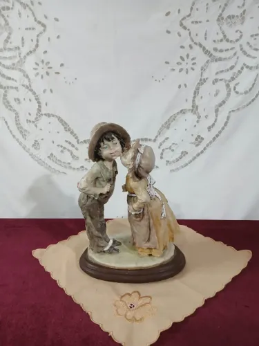 Antiga Estatueta De Resina Italiana Casal De Crianças