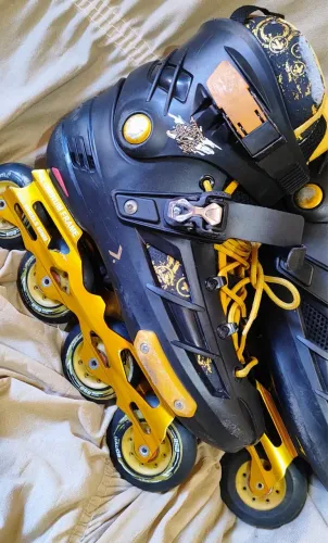 Patins oxer freestyle preto e dourado