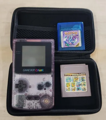 Game Boy Color com jogo Pokemon