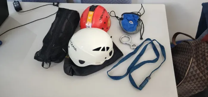 Kit escalada 2 cadeirinhas, 2 capacetes, saco de magnésio, 1 freio 8 100kn k2 e 1 cordão