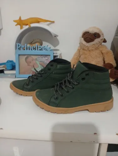Chuteira homem aranha 32/33 .e uma bota verde militar tam.31 30 Reais cada ou 50 os dois.