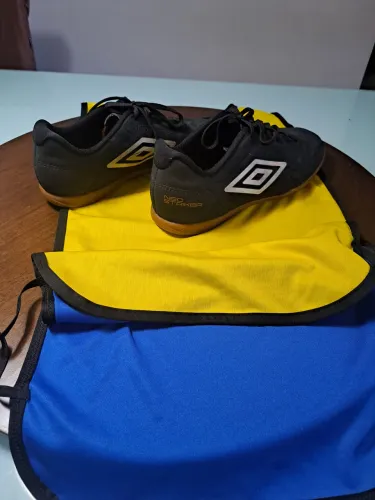 Chuteira futsal e colete