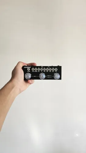 Kit Guitarra Iniciante | Pedal Cube Baby + Fone In-Ear + Cabo P10 | Pedais Company