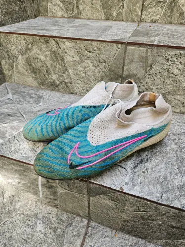 Chuteira Profissional Nike , Trava mista