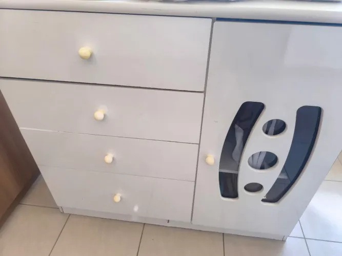 Cômoda 4 gavetas + porta