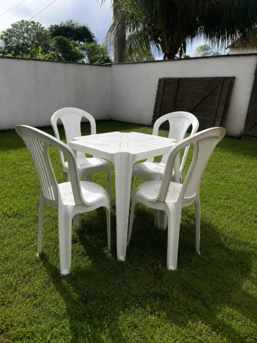 Jogo de mesa e quatro cadeiras