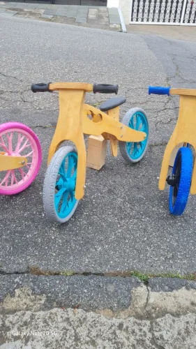 Bicicleta de equilíbrio feita em madeira