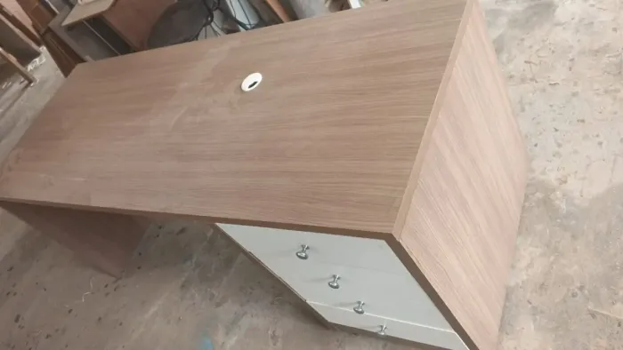 Mesa de escritório nova