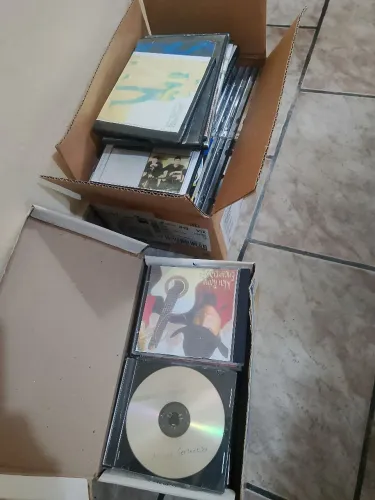 VENDO KIT 85 CDS E ALGUNS DVDS.