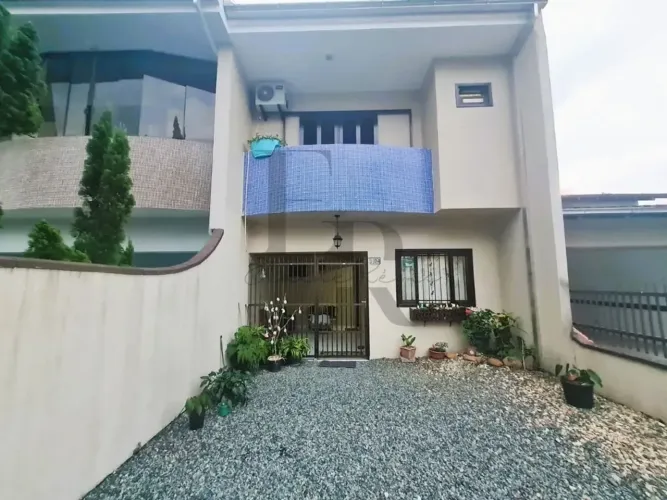 Casa Geminada À Venda Na Glória, Joinville-sc: 3 Quartos, 2 Vagas De Garagem! Venha Confer