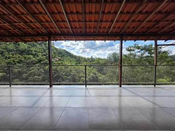 Casa com 3 quartos + hidromassagem + 5 vagas em Campo do Coelho